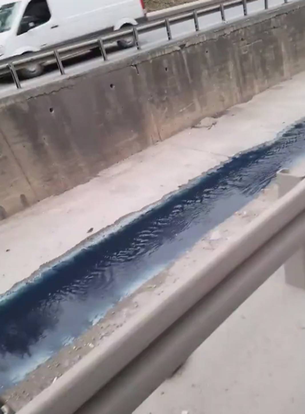 Sanayi atıkları yine doğaya! Ayvalıdere'nin rengini gören halk tedirgin 8